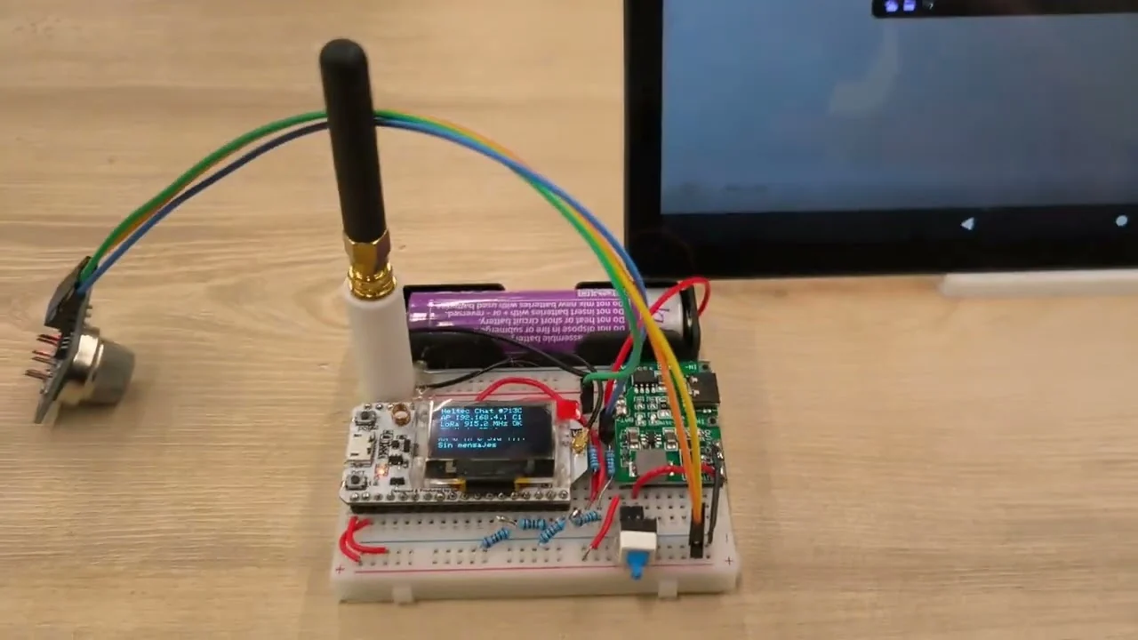 Prototipo de chat LoRa con una placa Heltec WiFi LoRa 32 V2, pantalla OLED y antena montadas en una protoboard
