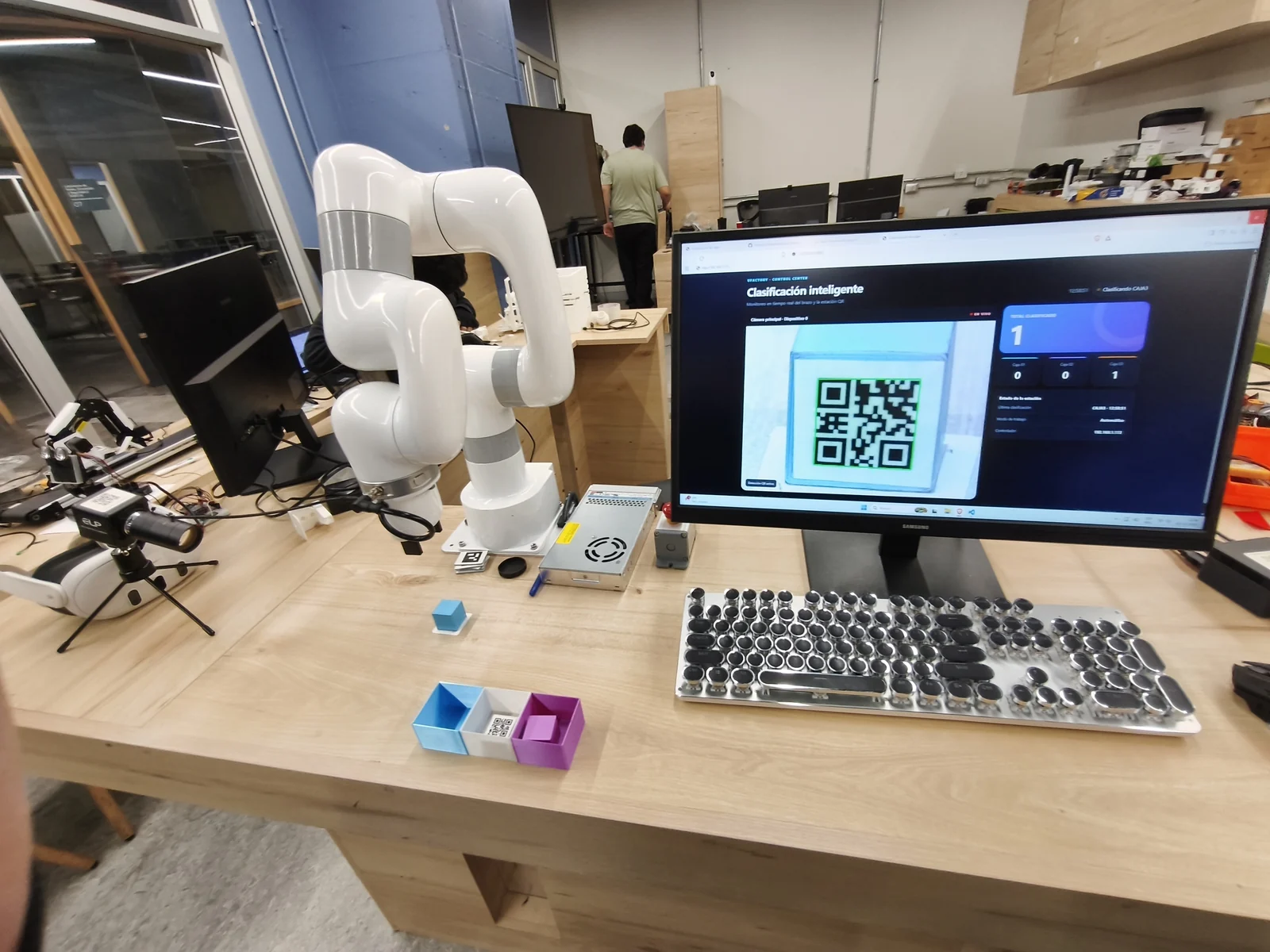 Brazo UFACTORY LITE 6 junto a la cámara y el panel web mostrando un código QR detectado